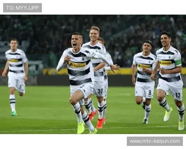 门兴格拉德巴赫2-1战胜霍芬海姆，板仓滉头球